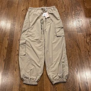 NWT Tiger Mist low rise trinity parachute cargo pant beige “sold out”size medium